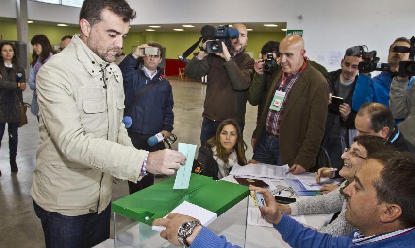 El candidato de Izquierda Unida a la Presidencia de la Junta de Andalucía, Antonio Maillo, vota en la localidad onubense de Aracena. EFE/Jose Manuel Vidal