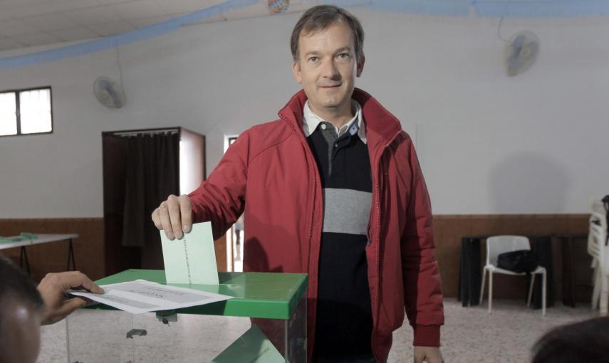 El candidato de UPyD a la Junta de Andalucía, Martin de la Herrán, ejerce su derecho al voto en la pedanía de Torrecera, en Jerez de la Frontera, durante la jornada de elecciones autonómicas en Andalucía. EFE/Víctor López