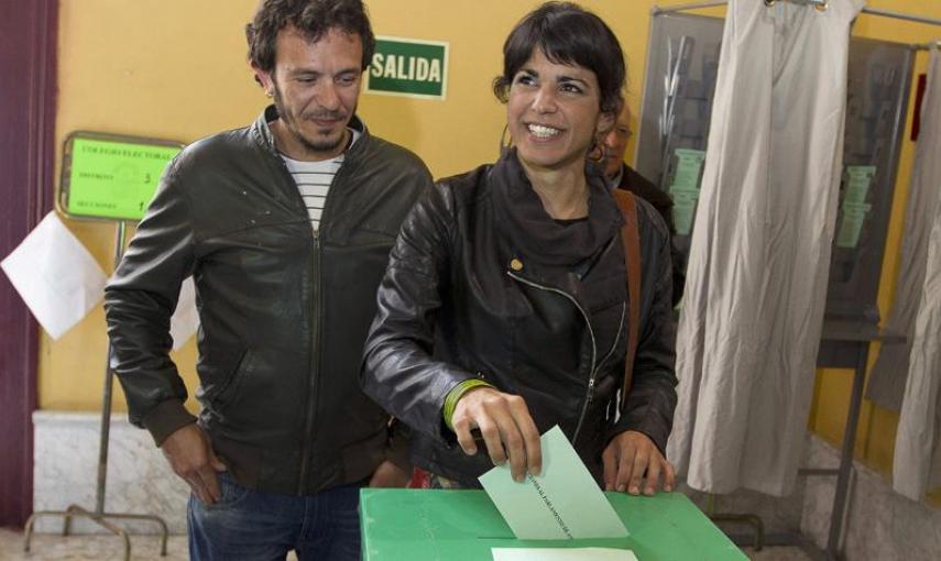 La candidata de Podemos a la presidencia de la Junta de Andalucía, Teresa Rodríguez, ejerce su derecho al voto en la sede de Correos de Cádiz, durante las elecciones autonómicas de Andalucía EFE/Román Ríos.