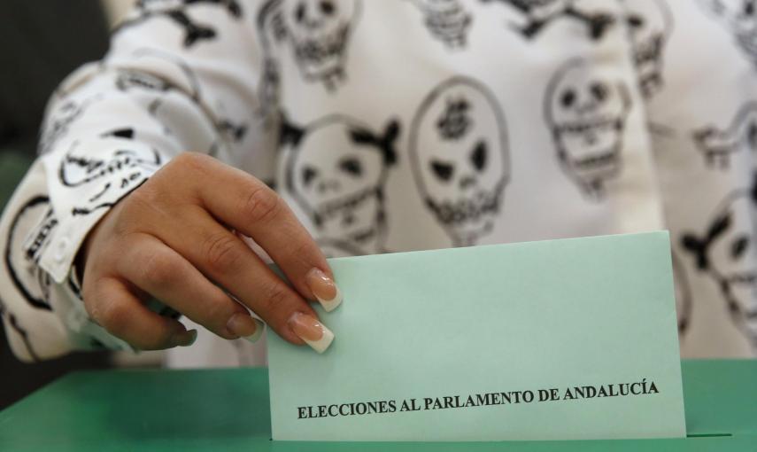 Una mujer vota en Sevilla. REUTERS/Marcelo del Pozo
