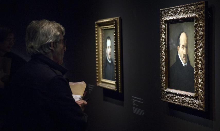 Un visitante observa alguna de las piezas de Diego Velázquez en la monográfica dedicada al printor sevillano en el Grand Palais de París. EFE/ETIENNE LAURENT