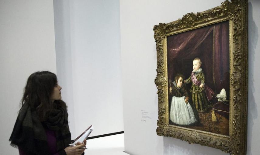 Una joven observa 'El príncipe Baltasar Carlos con un enano', en la monográfica dedicada a Diego Velázquez en el Grand Palais de París. EFE/ETIENNE LAURENT