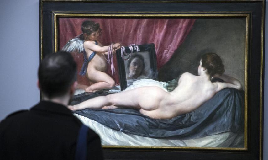 Un visitante observa la 'Venus del espejo' de Diego Velázquez, en la monográfica dedicada al pintor sevillano en el Grand Palais de París. EFE/ETIENNE LAURENT