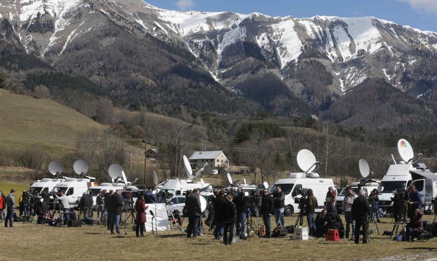 Miembros de los medios de comunicación están presentes en la operación de búsqueda de los restos del avión Airbus A320, siniestrado este martes en los Alpes. El copiloto del avión de Germanwings llamado Andreas Lubitz "estrelló el avión voluntariamente" s