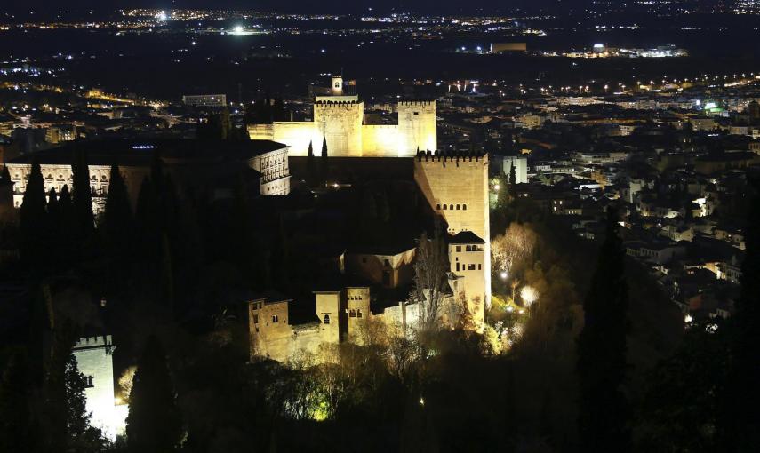 La ciudad de Granada se suma a la Hora del Planeta apagando las luces de la Alhambra. - EFE