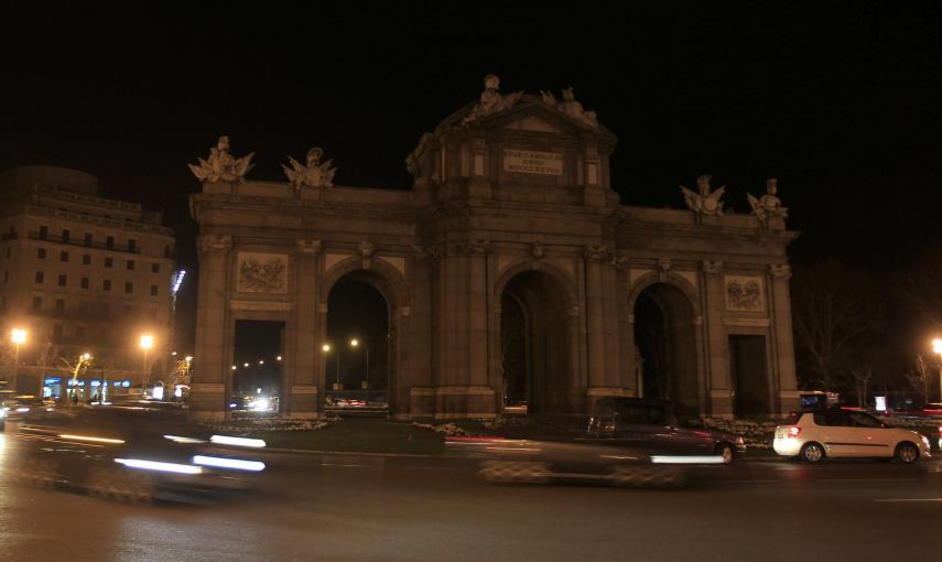 La ciudad de Madrid se suma a la Hora del Planeta apagando las luces de la Puerta de Alcalá. - EFE