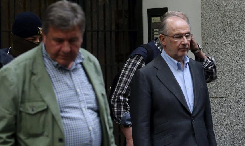 El exvicepresidente del Gobierno y expresidente de Bankia Rodrigo Rato sale de su domicilio de Madrid escoltado por agentes de Policía y funcionarios de Hacienda. EFE/Ballesteros