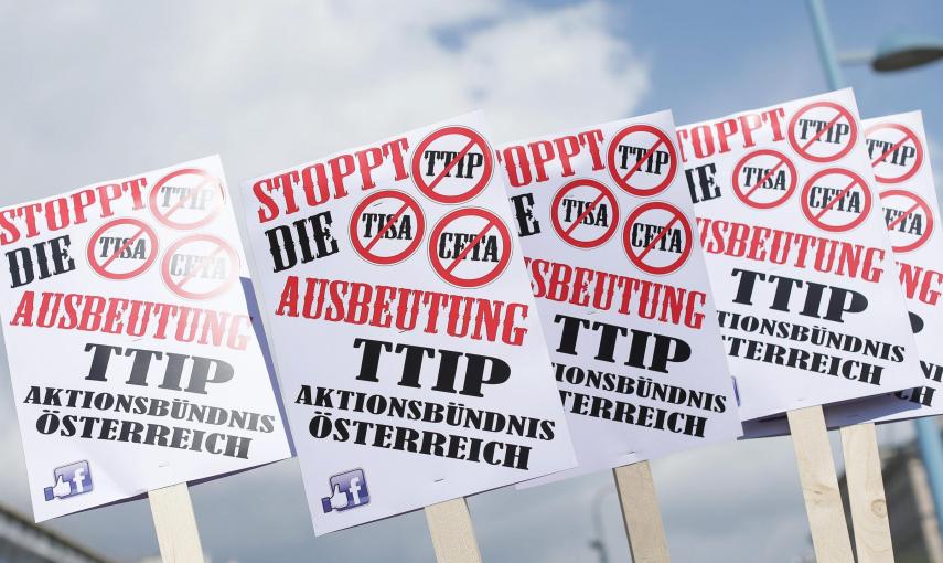 Pancartas contra el TTIP en la manifestación de Viena. EFE/EPA/GEORG HOCHMUTH
