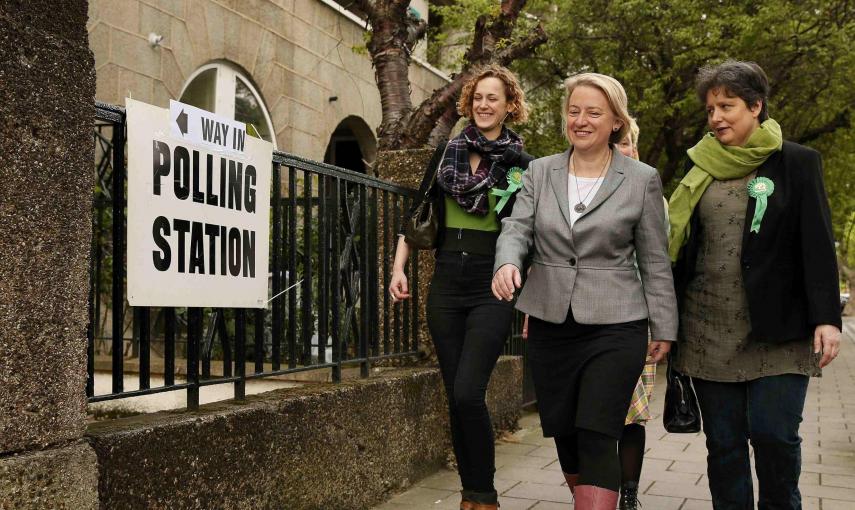 Natalie Bennett, la líder del Partido Verde vota en un centro electoral en Londres. El Reino Unido tiene un sistema de mayoría simple en el que cada una de las circunscripciones es ganada por el candidato que consigue la mayoría de los votos y descarta al