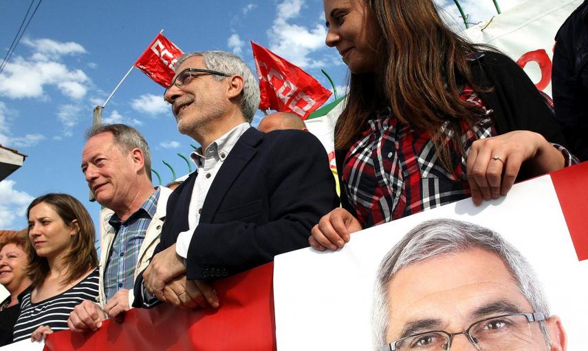 El candidato de IU a la Presidencia del Principado de Astuiras, Gaspar Llamazares (2d), acompañado por el candidato a la Alcaldía de Gijón, Aurelio Martín (c) y la eurodiputada Marina Albiol (2i) durante el acto de inicio de campaña electoral celebrado es