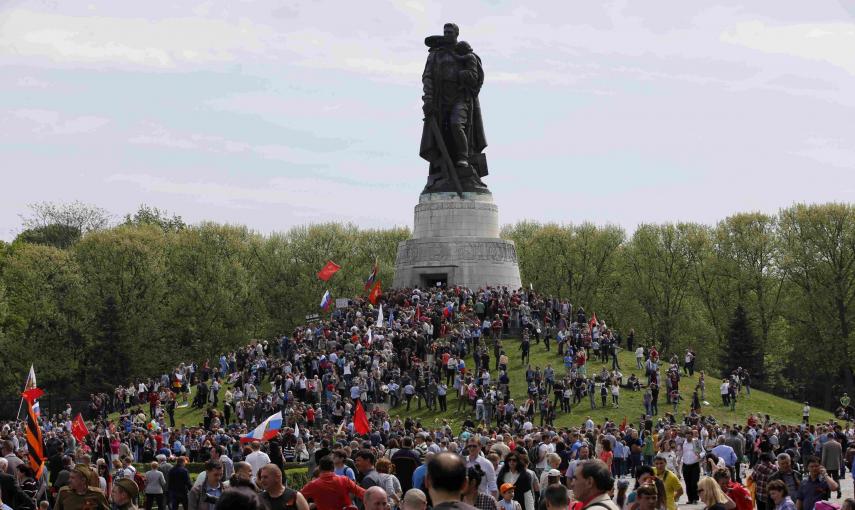 People take part in celebrations to mark Victory Day, at the Soviet War Memorial in Treptower Park in Berlin. REUTERS/Fabrizio Bensch