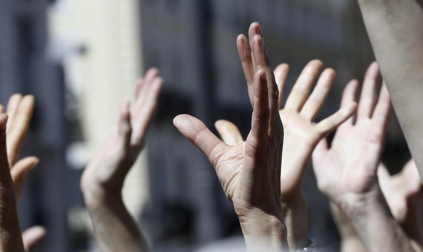 El movimiento 15M celebra su cuarto aniversario en la Puerta del Sol con cientos de ciudadanos participando en asambleas y actividades lúdicas. EFE/Fernando Alvarado