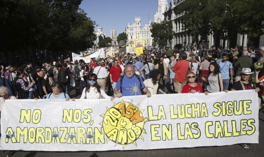 Un momento de la manifestación convocada por el 15M con el lema "2015M: No nos amodazarán. La lucha sigue en las calles" que discurre entre Cibeles y la Puerta del Sol, en Madrid. Efe/Kiko Huesca