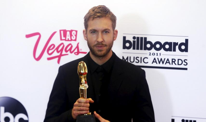 El músico Calvin Harris posa con el galardón a mejor artista de música dance-electrónica en los premios Billboard 2015./ REUTERS/L.E. Baskow