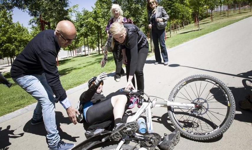 La aspirante del PP a la Comunidad, Cristina Cifuentes, asiste a un ciclista accidentado durante un paseo por el parque de Madrid Rio, hoy sábado 23, jornada de reflexión de las elecciones locales del 24 de mayo. EFE/Luca Piergiovanni