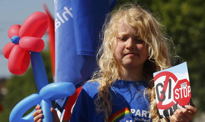 Una niña en la marcha contra el acuerdo comercial entre el TTIP y contra el G-7 en Múnich, ante la cumbre de los siete países más ricos del mundo que se celebrará el 7 y 8 de junio en Baviera. REUTERS/Michael Dalder