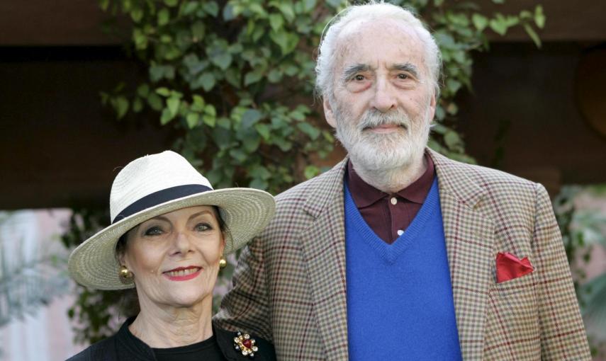 El actor británico Christopher Lee y su mujer posando durante la octava edición del Festival Internacional de Cine de Marrakech / REUTERS