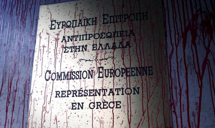 La entrada de la delegación de la Comisión Europea en Atenas tras una manifestación. Abril de 2015. - REUTERS