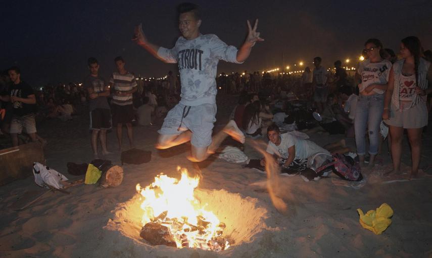 Muchas de las tradiciones de esta noche son particulares de cada zona, pero hay otras que son comunes para la mayoría de los participantes: el salto de las hogueras en las playas para que se cumplan los deseos que pronuncien, el salto de las olas, tirar u