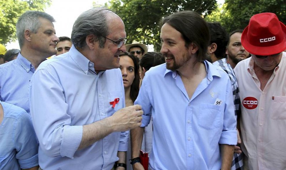 El portavoz socialista de la Asamblea de Madrid, Ángel Gabilondo (i), conversa con el secretarioo general de Podemos, Pablo Iglesias al comienzo del tradicional desfile del Orgullo Gay.- EFE