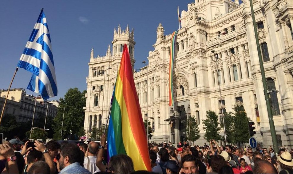 La marcha de Orgullo llega a la Plaza de Cibeles, frente al Ayuntamiento de Madrid.