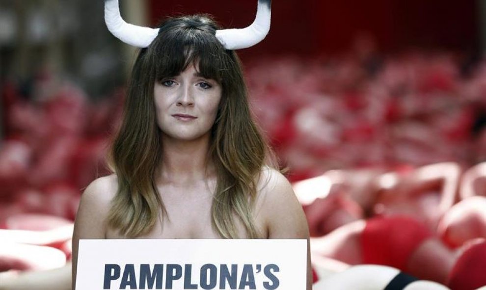 Un centenar de activistas y simpatizantes de los colectivos AnimaNaturalis y PETA han protestado hoy ante la plaza de toros de Pamplona contra los espectáculos taurinos que la próxima semana tendrán lugar en el coso con motivo de las fiestas de San Fermín