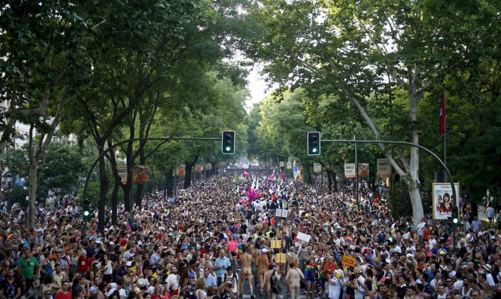 La marea arcoíris transcurrió por el Paseo de la Castellana con un lleno total. REUTERS/Javier Barbancho