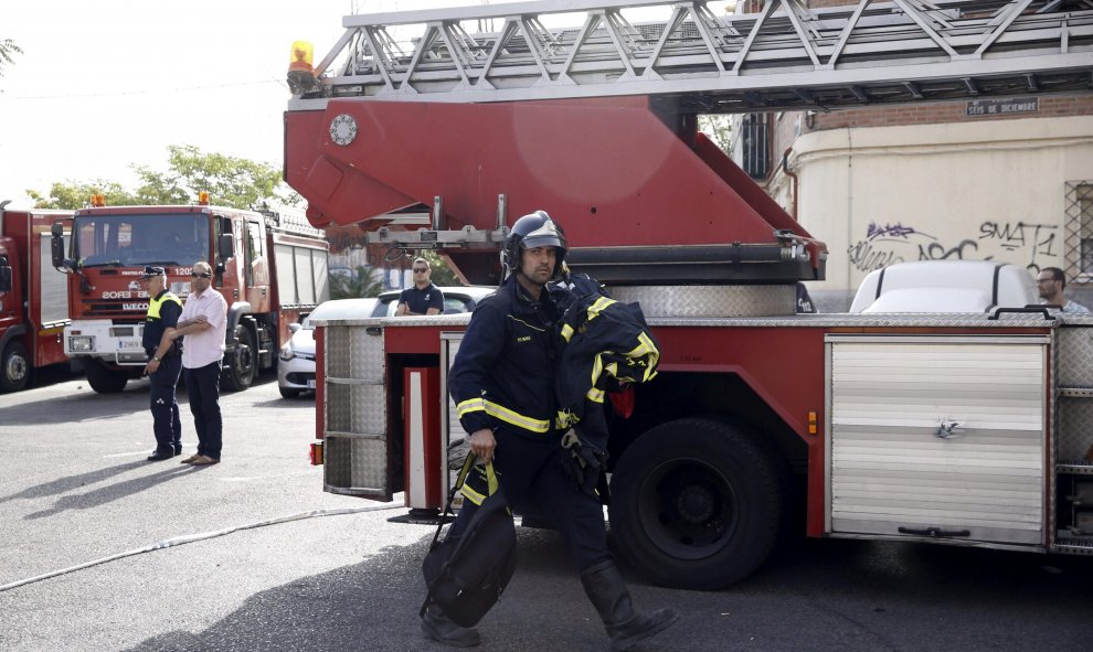 Efectivos de Bomberos en las cercanías de un edificio de viviendas del madrileño barrio de Carabanchel