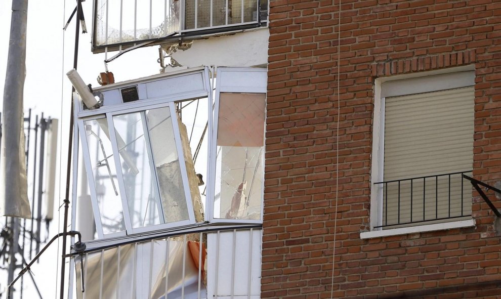 Un edificio de viviendas del madrileño barrio de Carabanchel se ha derrumbado en gran parte después de que sus vecinos.- EFE
