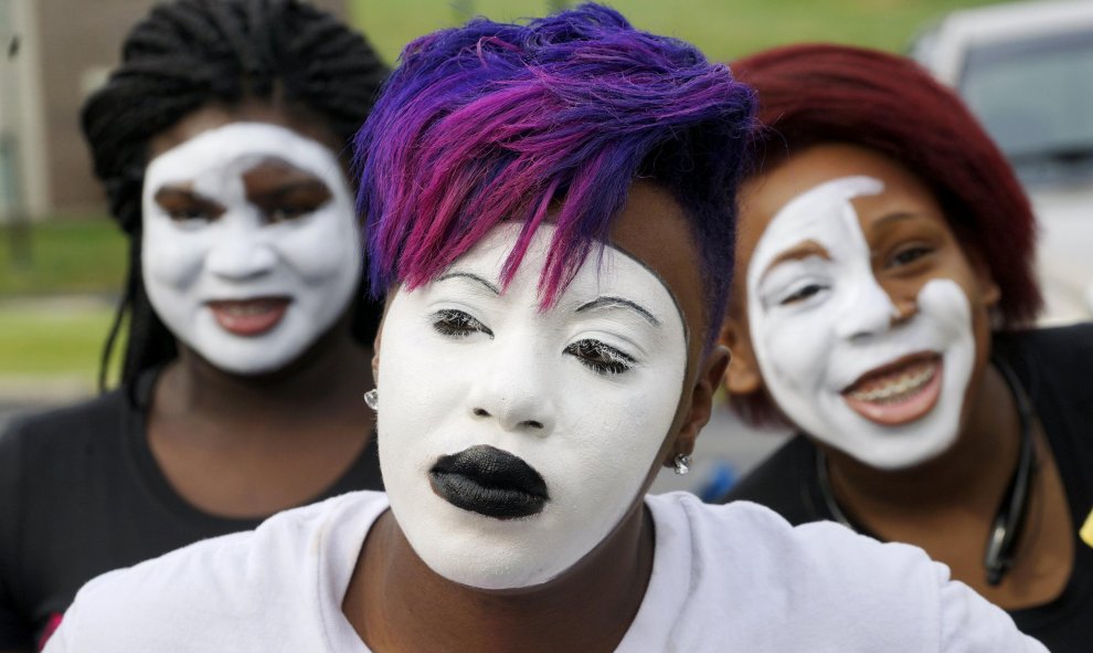 La compañía de danza Haynes The Mistory espera antes de una marcha en protesta por la muerte del adolescente negro y desarmado Michael Brown hace un año en Ferguson, por culpa de la violencia policial. REUTERS / Rick Wilking