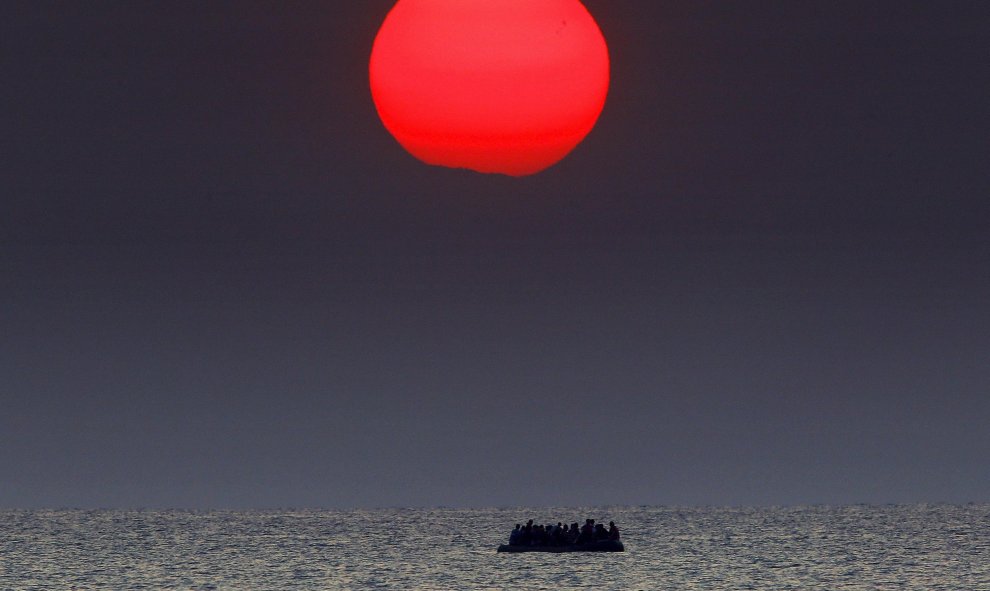 Un bote abarrotado de refugiados sirios, a deriva en el mar Egeo entre Turquía y Grecia, cerca de la isla griega de Kos.- REUTERS / Yannis Behrakis