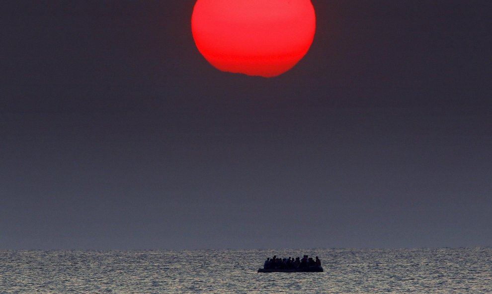 Un bote abarrotado de refugiados sirios, a deriva en el mar Egeo entre Turquía y Grecia, cerca de la isla griega de Kos.- REUTERS / Yannis Behrakis