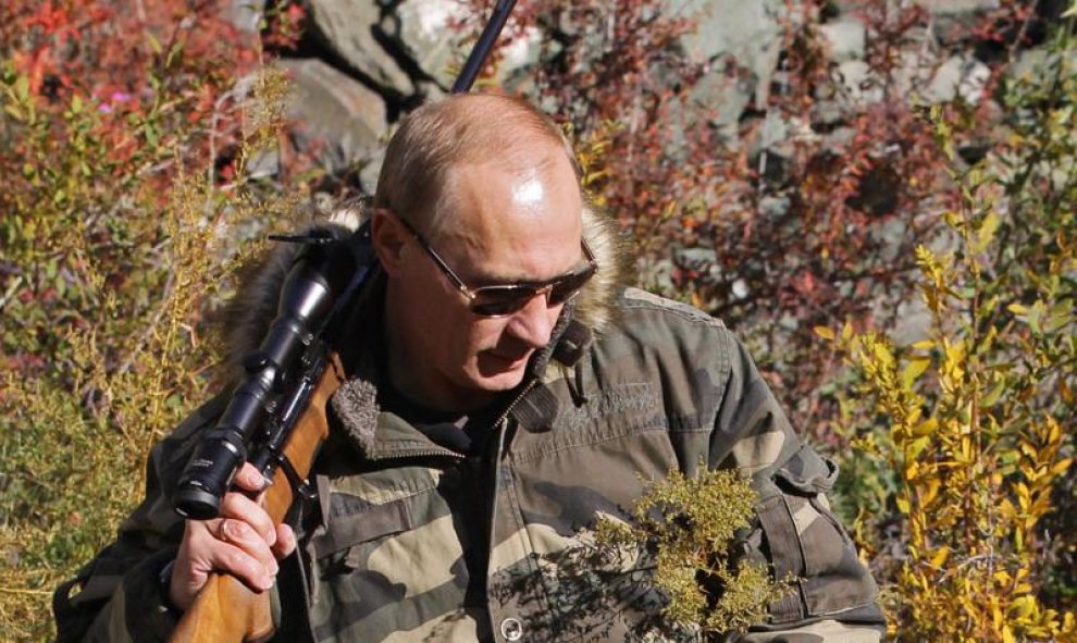 Putin con un rifle de caza durante su viaje a la Reserva Natural Ubsunorskaya Kotlovina en la República de Tuva, en 2010.- AFP PHOTO