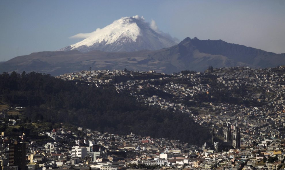 El volcán Cotopaxi, uno de los más activos y altos del mundo, ha despertado obligando a declarar Estado de emergencia en Quito (Ecuador). REUTERS / Guillermo Granja