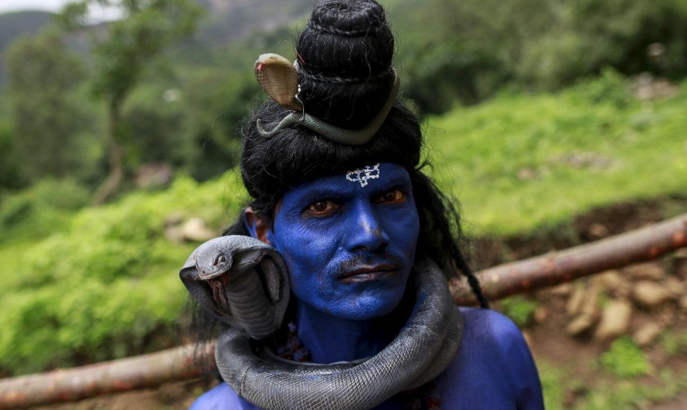 Un devoto viste como el dios indú Shiva mientras espera para participar en el festival "Kumbh Mela", en Trimbakeshwar (India). REUTERS/Danish Siddiqui