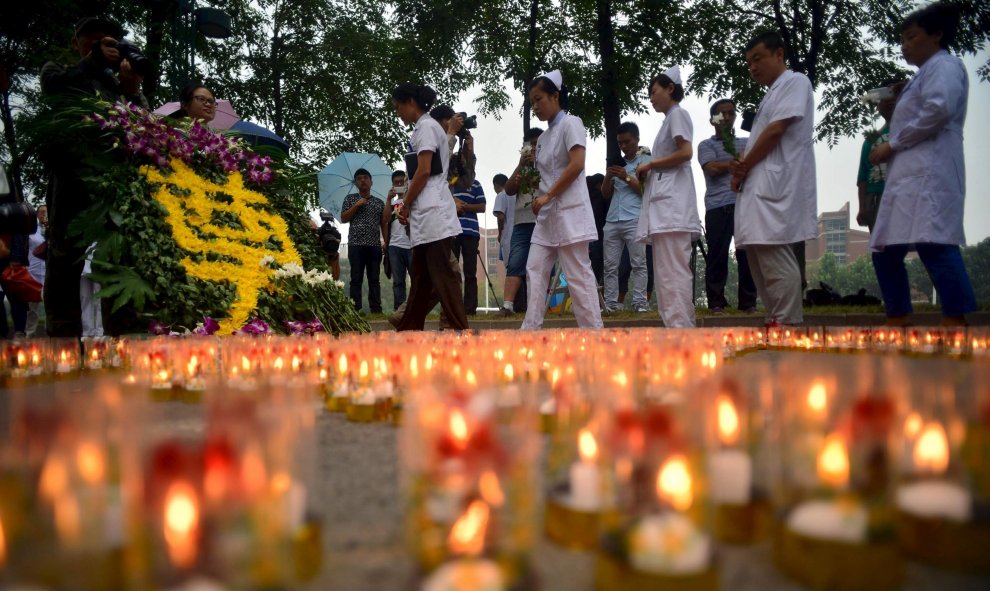 Personal médico conmemorando el séptimo día desde la explosión de Tianjin, durante una ceremonia en Binhai. REUTERS/China Daily