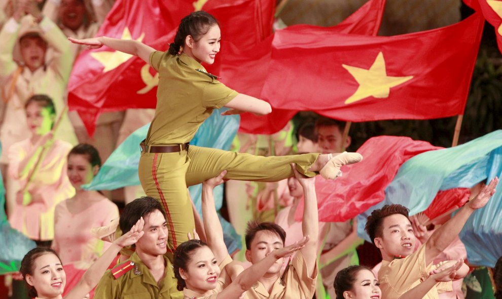 Celebración para conmemorar el 70 aniversario de la creación de la fuerza de 'Policía de Seguridad Pública de Vietnam', en el Centro Nacional de Convenciones en Hanoi. REUTERS/Kham