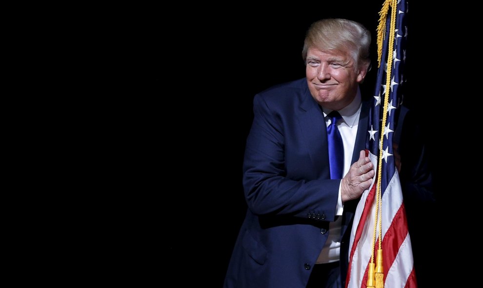 El republicano Donald Trump agarra la bandera estadounidense como si fuera "su tesoro", imagen que recuerda a Gollum de El Señor De Los Anillos. REUTERS