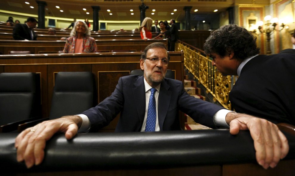 El Presidente Mariano Rajoy con Jorge Moragas antes del inicio del debate de los presupuestos de 2016 en el Parlamento en Madrid, España, 25 de agosto de 2015. REUTERS / Sergio Pérez