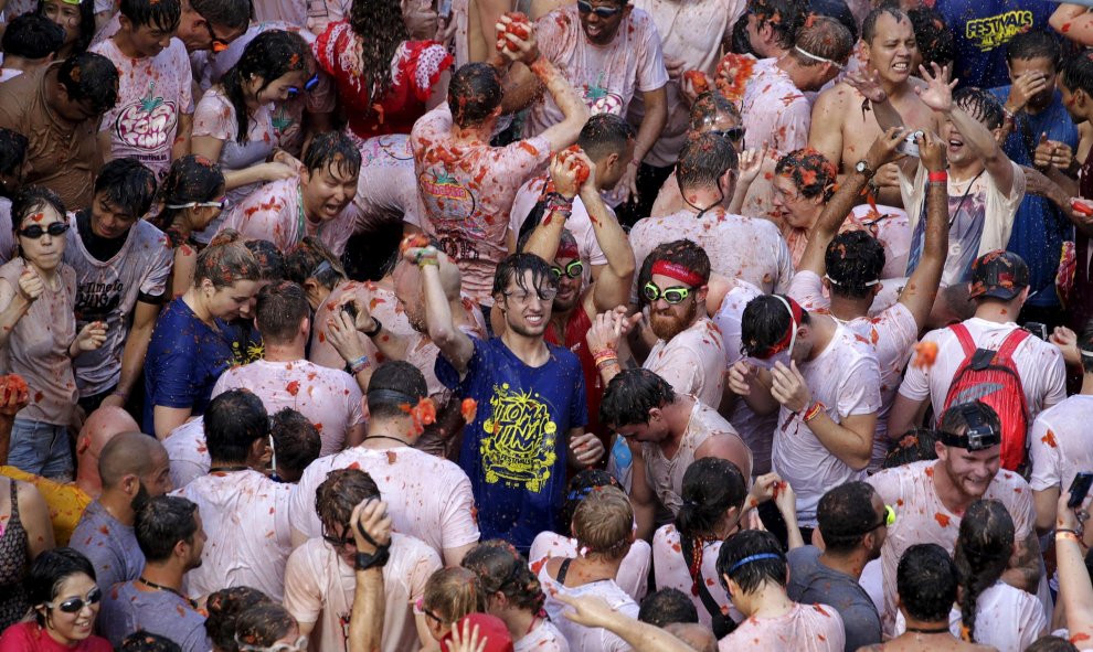 Batalla con tomates durante la "Tomatina" anual en Buñol, Valencia, España, 26 de agosto de 2015. REUTERS / Heino Kalis