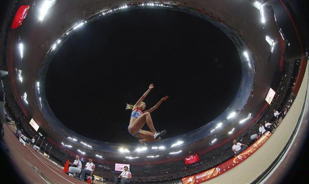 La atleta rusa Darya Klishina compite en la final femenina de salto de longitud de los Campeonatos del Mundo de Atletismo en el Estadio Nacional en Pekín (China). EFE/DIEGO AZUBEL
