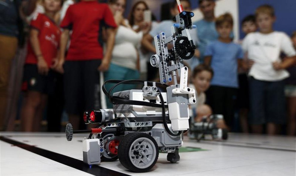 Exhibición con robots Lego que realizan estudiantes de 5º y 6º de Primaria participantes en el Campus Internacional de Robótica Educativa organizado por el Departamento de Educación, la Universidad Pública de Navarra y el Planetario de Pamplona. EFE/Jesús