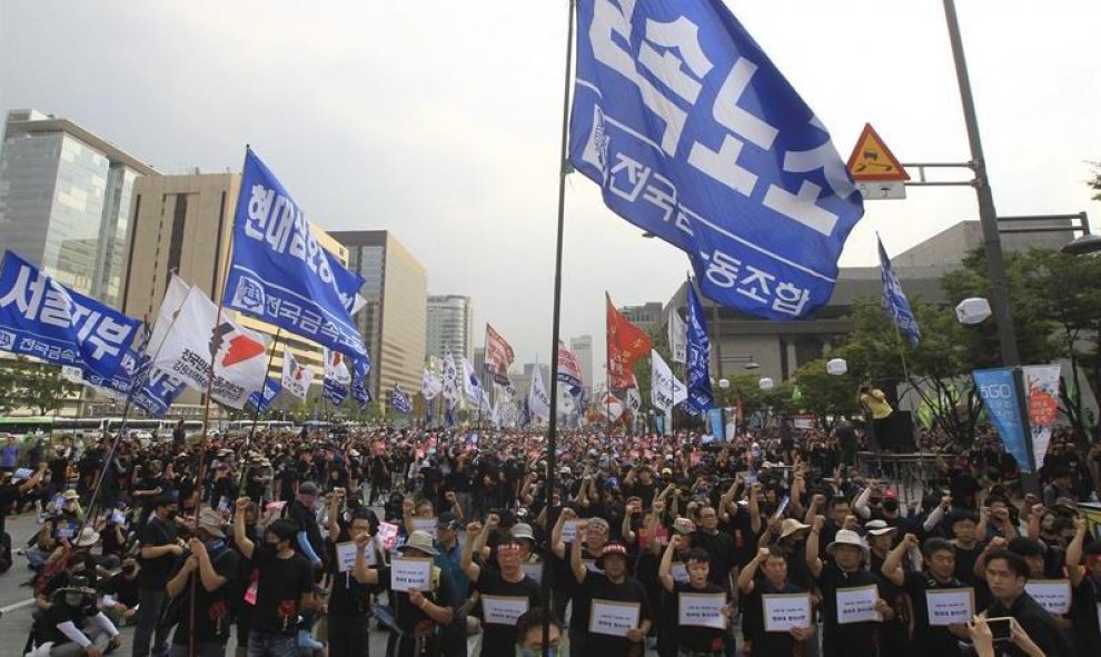 Miembros de la Confederación de Sindicatos surcoreana (KCTU) participan en una manifestación contra la reforma laboral propuesta por el gobierno en Seúl (Corea del Sur). EFE/Yang Ji-Woong