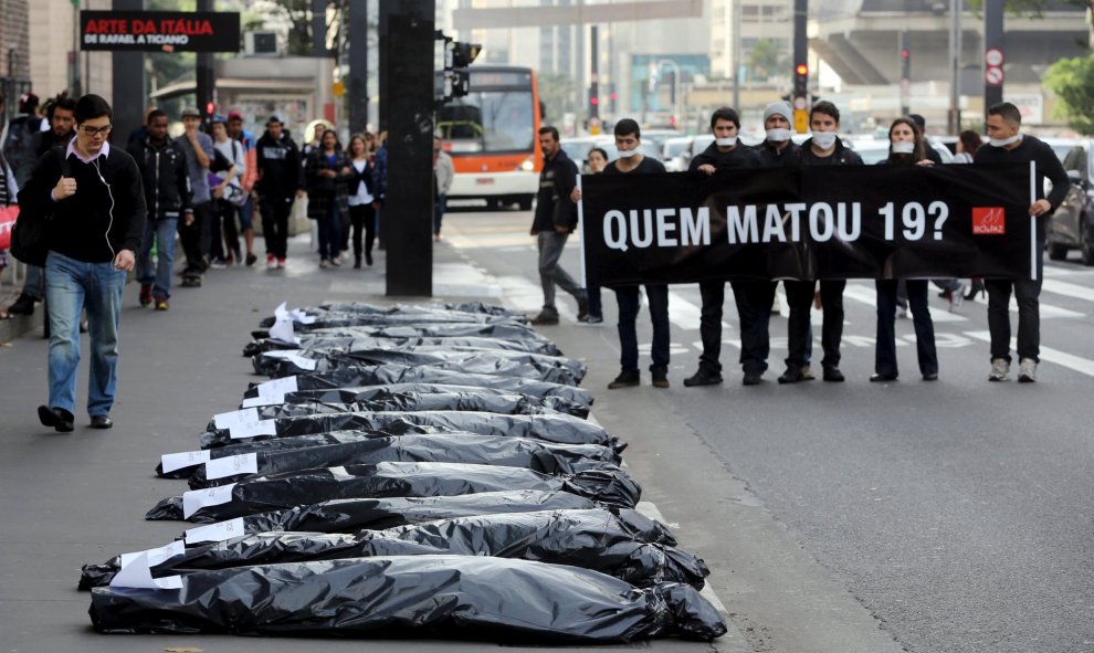 Los activistas de ONG Río de Paz asisten a una manifestación en solidaridad con los familiares de 19 personas asesinadas hace dos semanas en la Avenida Paulista, en el centro financiero de Sao Paulo.  REUTERS