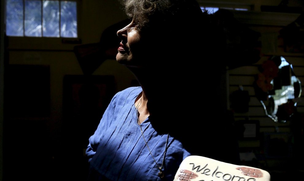 Jennifer Green, directora de la Galería 220, posa para una fotografía en Bay St. Louis, Mississippi. Este viernes hace diez años que el huracán Katrina sepultó la ciudad de agua. REUTERS