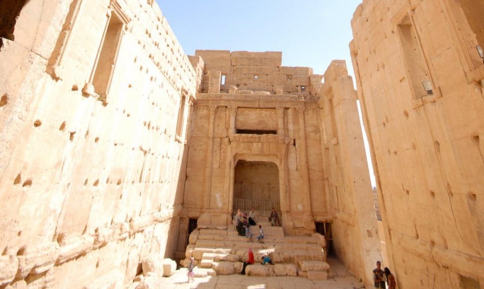 Foto de archivo de 2008, de turistas visitando el Templo de Bel, en Palmira (Siria). REUTERS/Omar Sanadiki