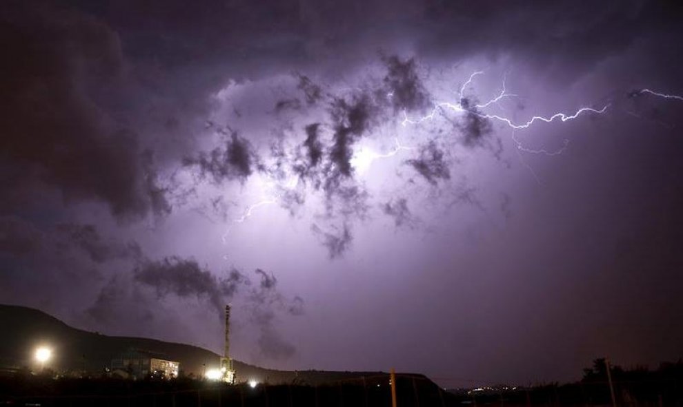 Uno de los rayos que descargó la tormenta eléctrica de ayer por la noche en Hinojedo, en el término municipal de Suances (Cantabria). EFE/Pedro Puente Hoyos