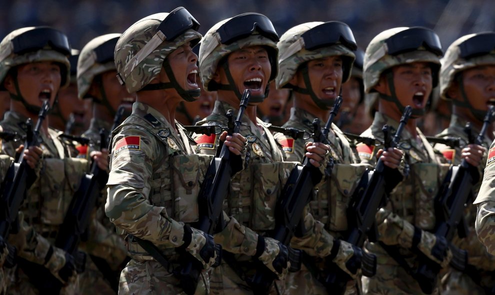 Tropas chinas desfilan en la parada militar en Pekín conmemorativa del final de la II Guerra Mundial. REUTERS/Rolex Dela Pena