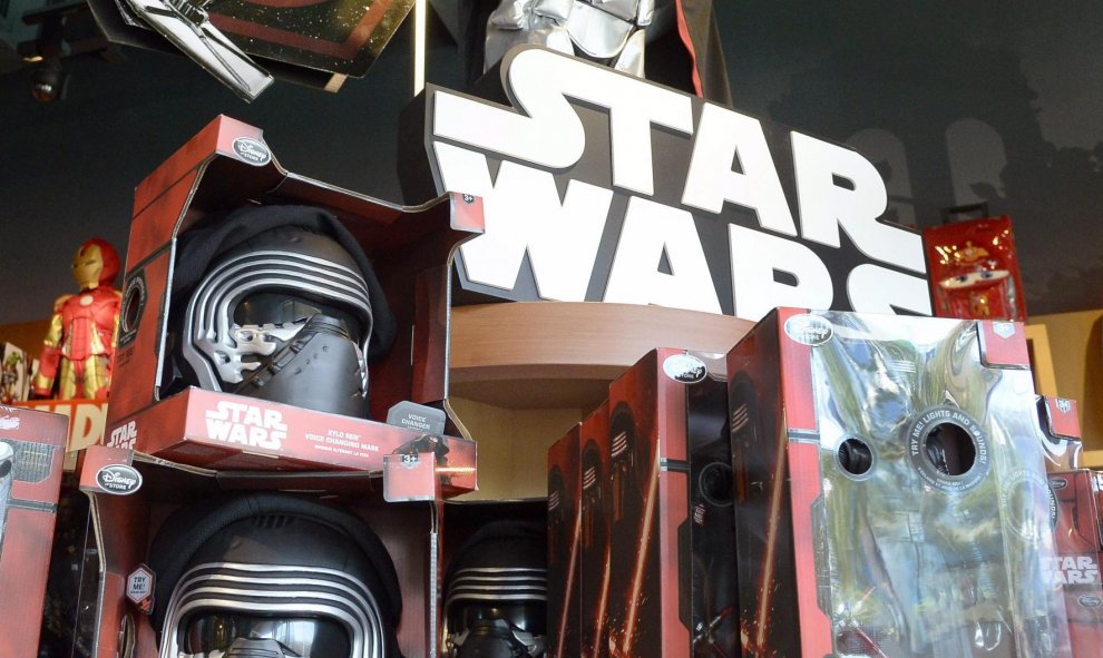 Objetos de merchandise de la nueva entrega de Star Wars, en una tienda Disney en Santa Monica, California (EEUU). EFE/EPA/MIKE NELSON