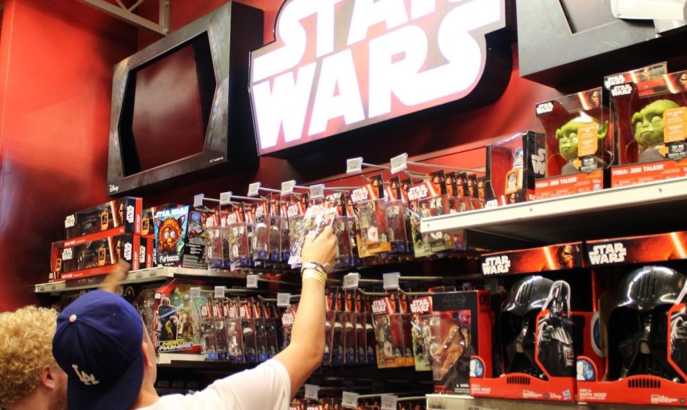 Un hombre observando los juguetes de la nueva entrega de Star Wars en la tienda principal de Toys "R" Us en Times Square, Nueva York (EEUU). EFE/Mario Villar